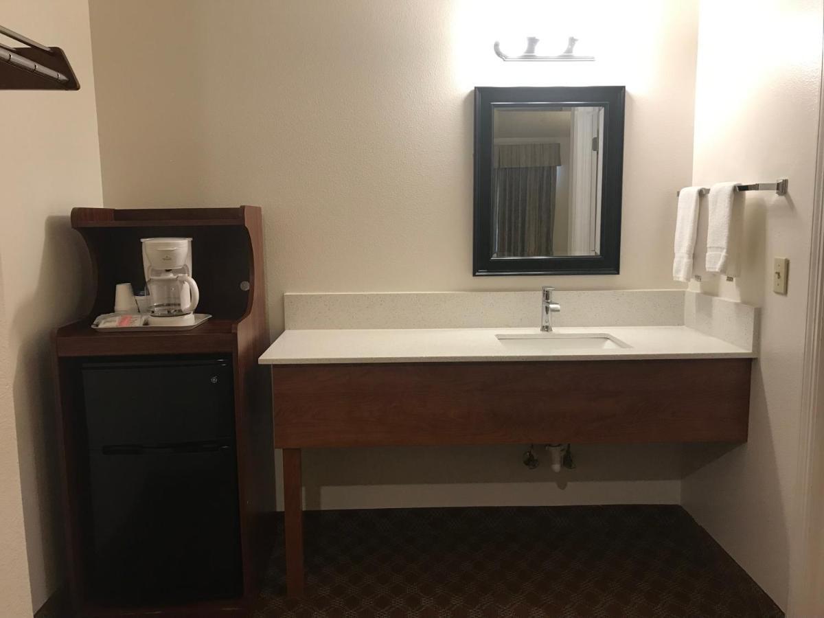 Woodburn Inn Экстерьер фото