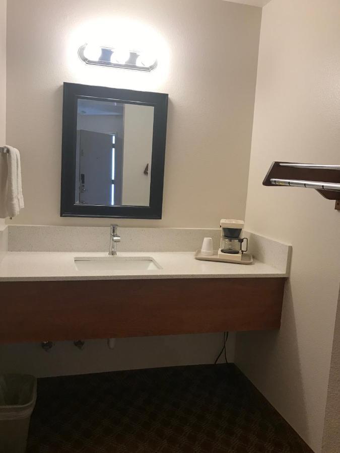 Woodburn Inn Экстерьер фото